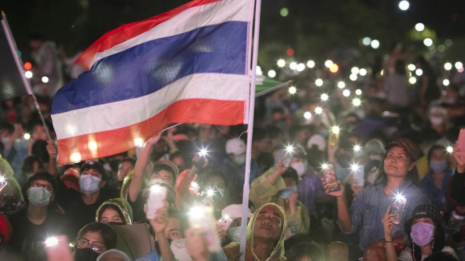 Pro-Demokratie-Aktivisten versammeln sich zu einem Protest in Bangkok und leuchten mit ihren Handys. Mit einer Großdemonstration wollen die Regierungskritiker ihren Forderungen nach Neuwahlen und Gesetzesänderungen Gehör verschaffen.