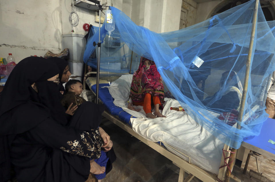 A Pakistani patient suffering from dengue fever, a mosquito-borne disease, is treated in an isolation ward, at a hospital in Karachi, Pakistan, Saturday, Sept. 24, 2022. Pakistan has deployed thousands of additional doctors and paramedics in the country's worst flood-hit province to contain the spread of diseases that have killed hundreds of people among the flood victims, officials said Friday. (AP Photo/Fareed Khan)