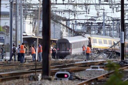 Unos rescatistas trabajan en el lugar del accidente de tren, este 12 de julio en la estación de Bretigny-sur-Orge