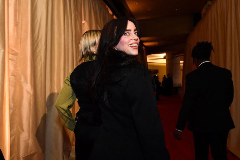 La cantante Billie Eilish, muy sonriente, entró a la gala confiada en su tema 