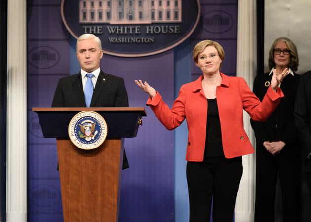 Beck Bennett as Mike Pence, and Kate McKinnon as Elizabeth Warren during the cold open in Season 45.  (Photo: NBC via Getty Images)