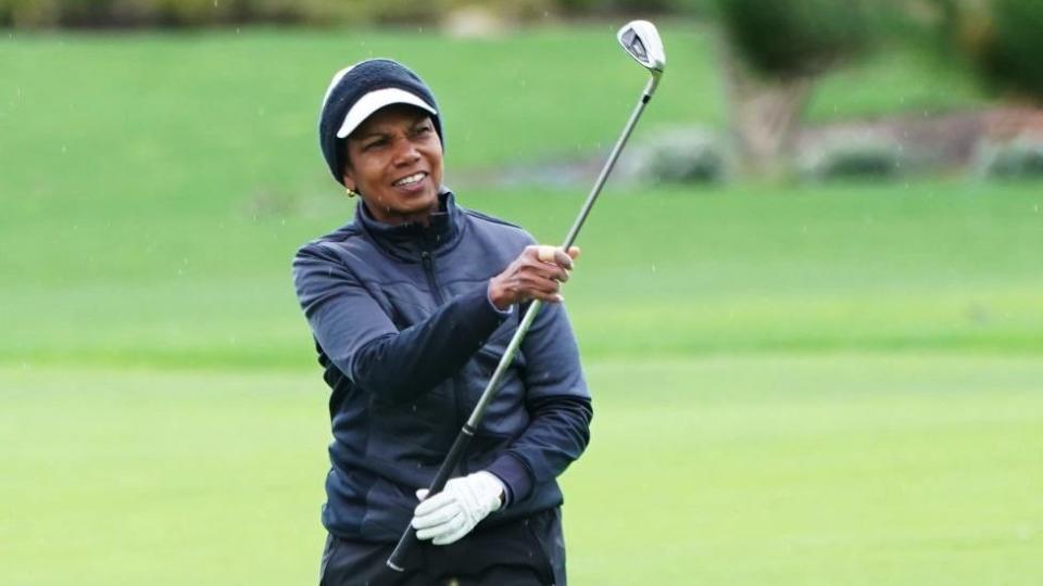 Condoleezza Rice jugando golf en 2019.