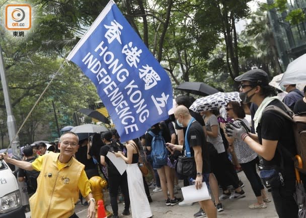 遊行集合現場有人高舉港獨旗。(黃仲民攝)