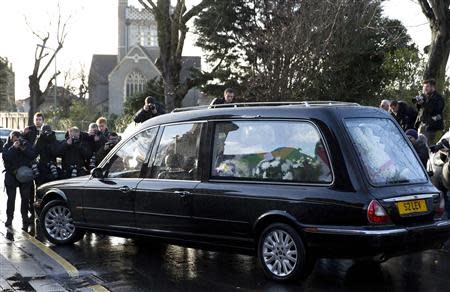 A hearse carrying the coffin of Ronnie Biggs arrives at Golders Green Crematorium in north London January 3, 2014. REUTERS/Neil Hall