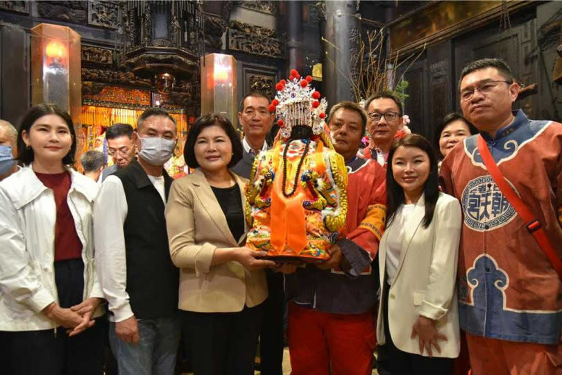 雲林縣長張麗善（左五）手捧媽祖神像，恭迎神尊上轎。（圖／中國時報周麗蘭攝）