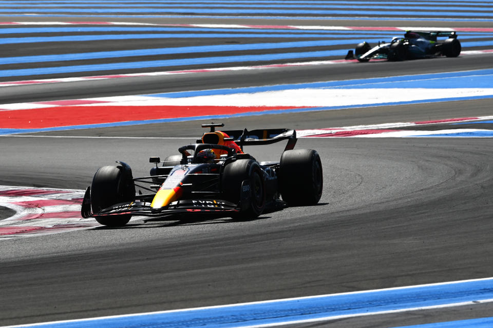 LE CASTELLET, FRANCE - JULY 24: Max Verstappen of the Netherlands driving the (1) Oracle Red Bull Racing RB18 leads Lewis Hamilton of Great Britain driving the (44) Mercedes AMG Petronas F1 Team W13 during the F1 Grand Prix of France at Circuit Paul Ricard on July 24, 2022 in Le Castellet, France. (Photo by Dan Mullan/Getty Images)