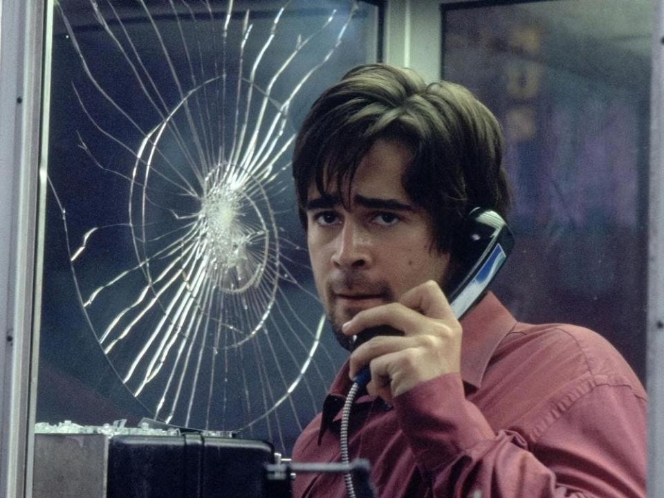 Colin Farrell inside a phone booth that has a cracked window