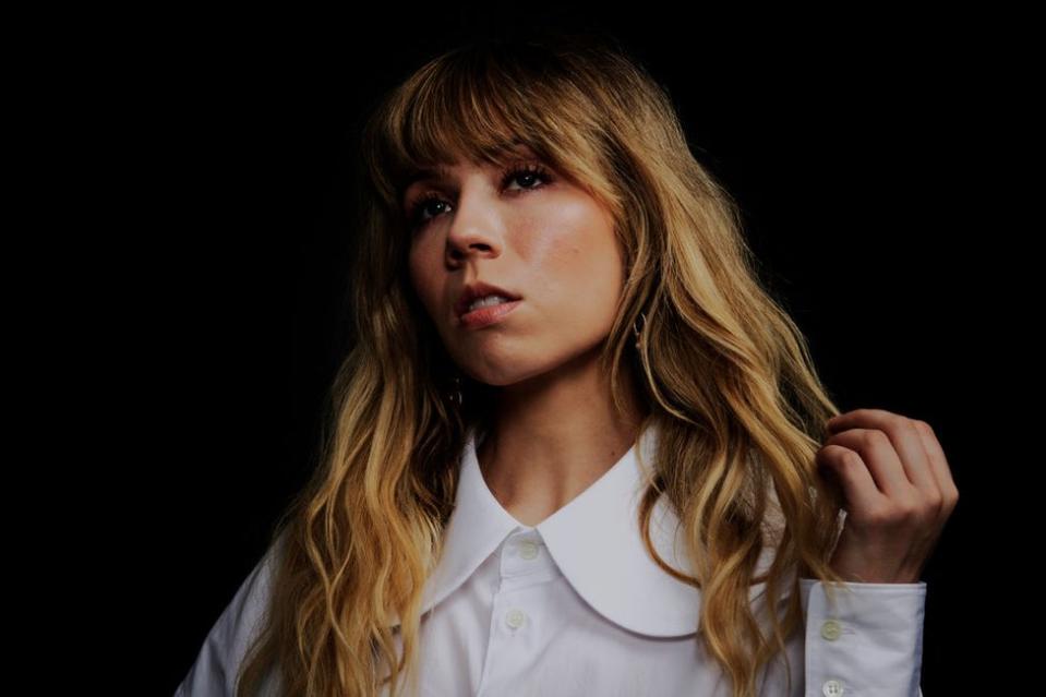 Una foto de estudio de Jennette McCurdy, tomada en el Downtown de Los Ángeles, California, Estados Unidos, el 1 de agosto de 2022, con motivo de la publicación de sus memorias 