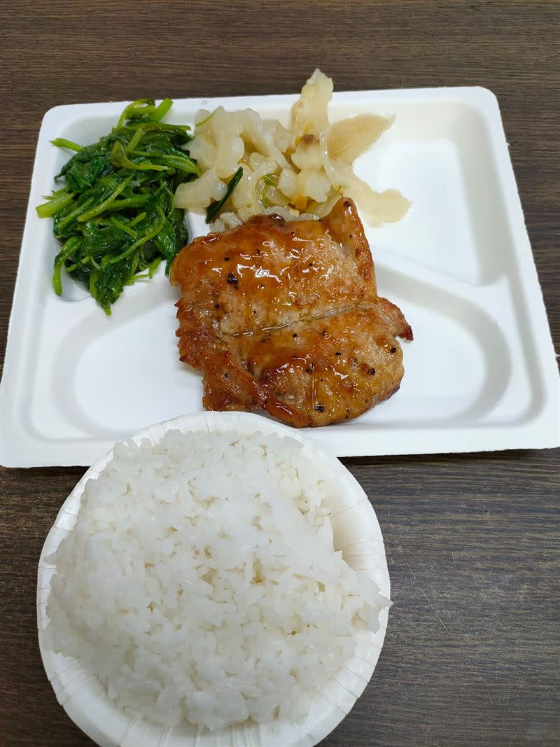 五分埔夾自助餐，2菜1肉1白飯被收80元，讓原po感到相當震驚。（圖／翻攝自爆廢2公社臉書）