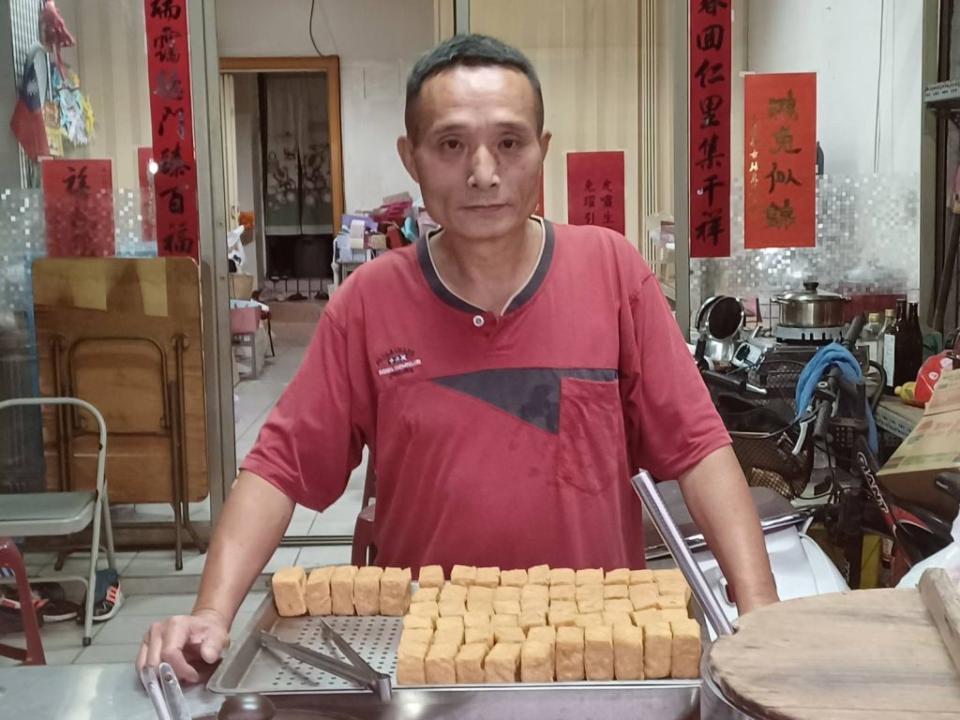 林坤秀在虎尾擺攤販賣獨特脆皮臭豆腐與特色小腸麵線，開啟事業第二春。（記者劉春生攝）