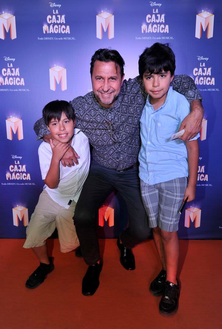 El actor Miguel Habud junto a sus hijos Octavio y Malek