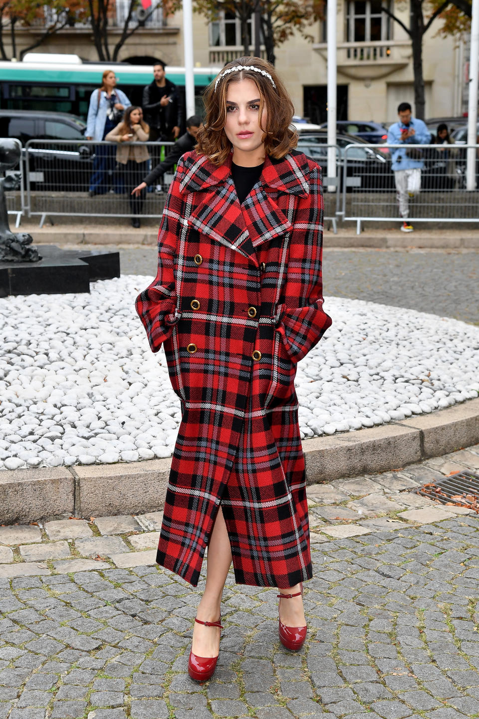 <p>La fille de Roman Polanski, Morgane, s’est distinguée lors du défilé Miu Miu ce 2 octobre. La jeune femme portait un manteau long à carreaux avec des escarpins rouges. Crédit photo : Getty Images </p>