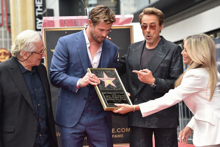 El director George Miller y el Robert Downey Jr. celebraron junto a su colega y amigo Chris Hemsworth este nuevo logro en su carrera profesional