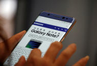 A visitor tries out a Samsung Electronics' Galaxy Note 7 at company's headquarters in Seoul, South Korea, October 5, 2016. Picture taken on October 5, 2016. REUTERS/Kim Hong-Ji