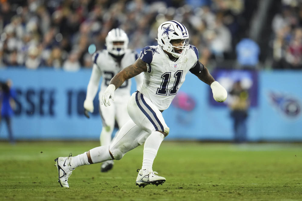 18 de diciembre de 2022: El mariscal de campo de los Cowboys de Dallas DAK  PRESCOTT (4) es despedido durante el juego de la NFL Jacksonville Jaguars  vs Dallas Cowboys en el