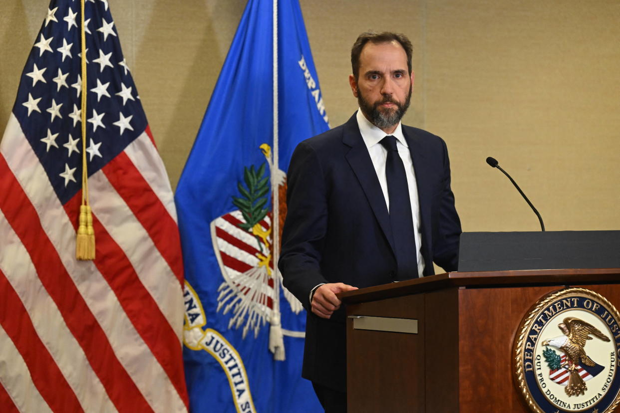 À 54 ans, Jack Smith fait trembler le principal candidat républicain dans la course à la Maison Blanche. Il s’agit de la deuxième inculpation de ce procureur contre Donald Trump.