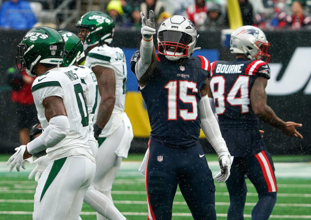 Ezekiel Elliott shows off new Patriots jersey in Instagram story