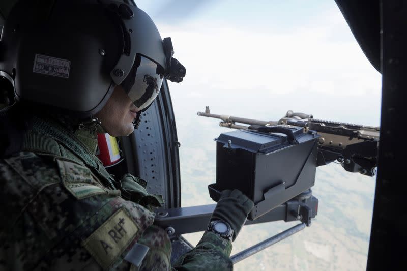 Foto de archivo. Un soldado vuela en un helicóptero durante un operativo para aumentar la seguridad y combatir a los grupos criminales en la frontera entre Colombia y Venezuela, en Arauca