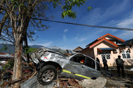 Search and rescue officers search an area hit by the earthquake and tsunami in Palu, Central Sulawesi, Indonesia, October 5, 2018. REUTERS/Athit Perawongmetha