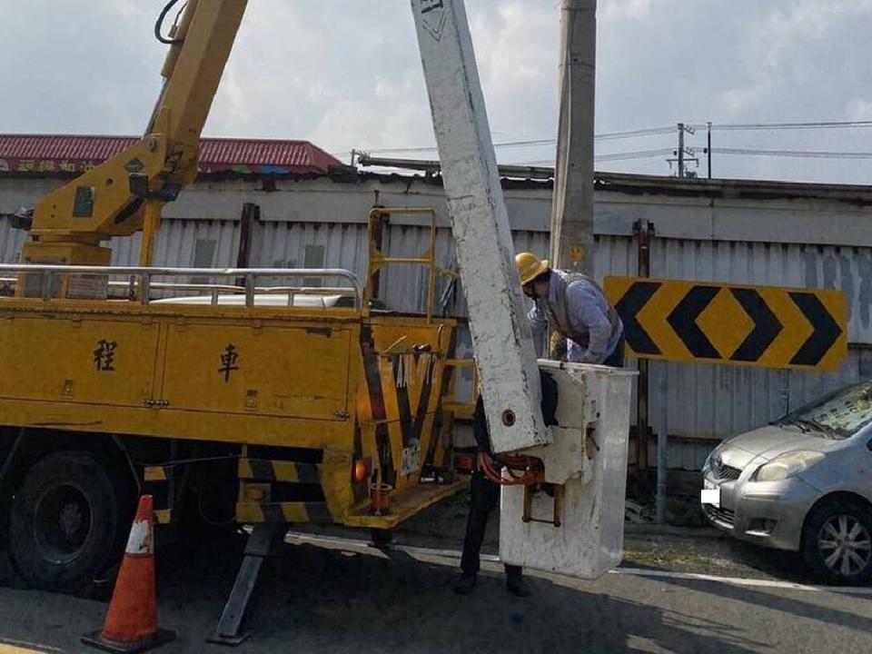 彰化台電發生工安意外，一工程人員高空作業時，因不慎遭高壓電擊，緊急送彰基醫院搶救後，生命跡象趨穩定。（圖：民眾提供）