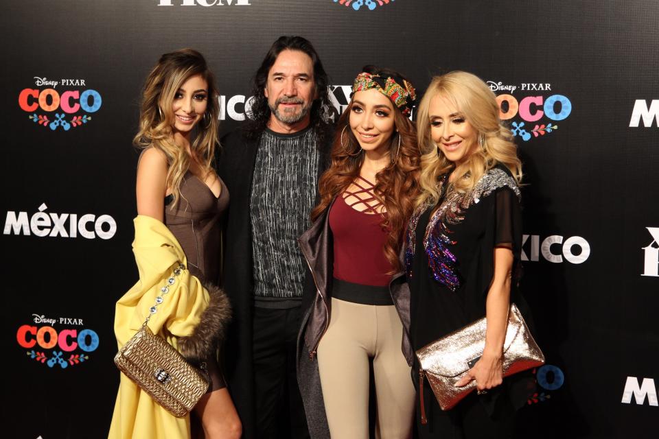 Marco Antonio Solís posa con su familia en 2017, durante el Festival de Cine de Morelia. (Getty Images)