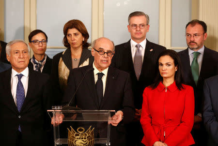 Peru's Foreign Minister Ricardo Luna (C) along with Foreign Ministers and representatives from across the Americas, give a news conference after a meeting to discuss issues related to the Venezuelan crisis, in Lima, Peru, August 8, 2017. REUTERS/Mariana Bazo