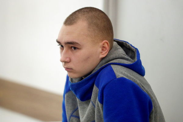 21歲的俄軍士兵希希馬林（Vadim Shishimarin）被指控犯下戰爭罪和預謀殺人，烏克蘭法院今（23日）宣判，希希馬林將被處終身監禁。（圖／路透社）