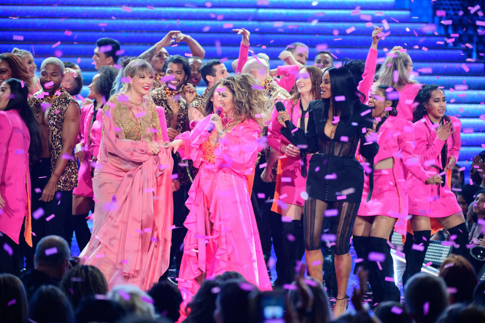 Taylor and Shania onstage