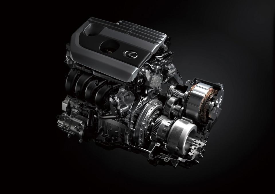 UX 300h的Hybrid技術以世上熱效率最高的引擎，並搭配效能提升的輕量化PCU控制模組、鋰電池與電動馬達創造絕佳油耗與加速表現。