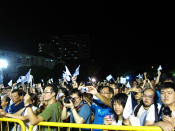 The crowd at the SPP's rally in Potong Pasir trying to get a photo of Chiam See Tong and his team. (Yahoo! photo/ Ewen Boey)