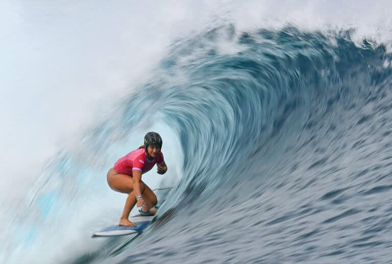 La israelí Anat Lelior, en acción en la octava serie de la segunda ronda de surf femenino, en Teahupo'o, en la isla polinesia francesa de Tahití