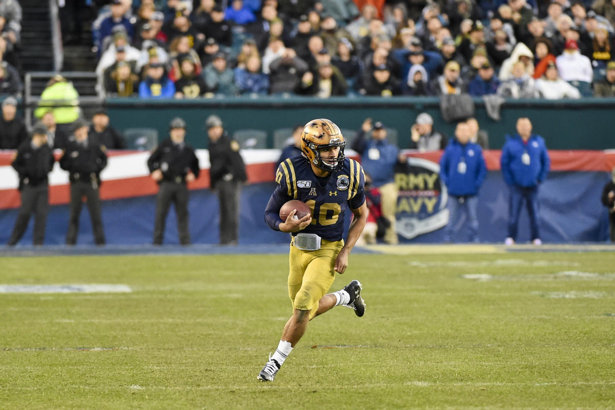 Navy Midshipmen take New England Patriots' plane for Liberty Bowl