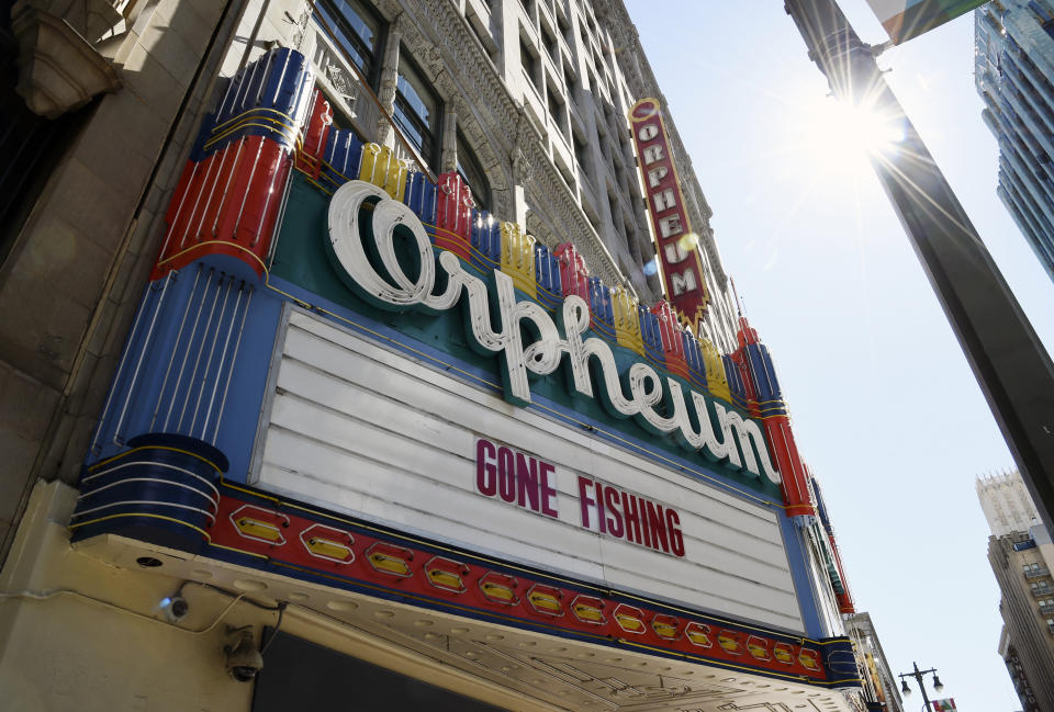 En esta foto del 25 de marzo del 2020, un cine cerrado en Los Ángeles por la pandemia del coronavirus. Con los cines cerrados, los amigos han encontrado la manera de ver películas juntos en su aislamiento gracias a aplicaciones como Netflix Party. (AP Foto/Chris Pizzello, Archivo)