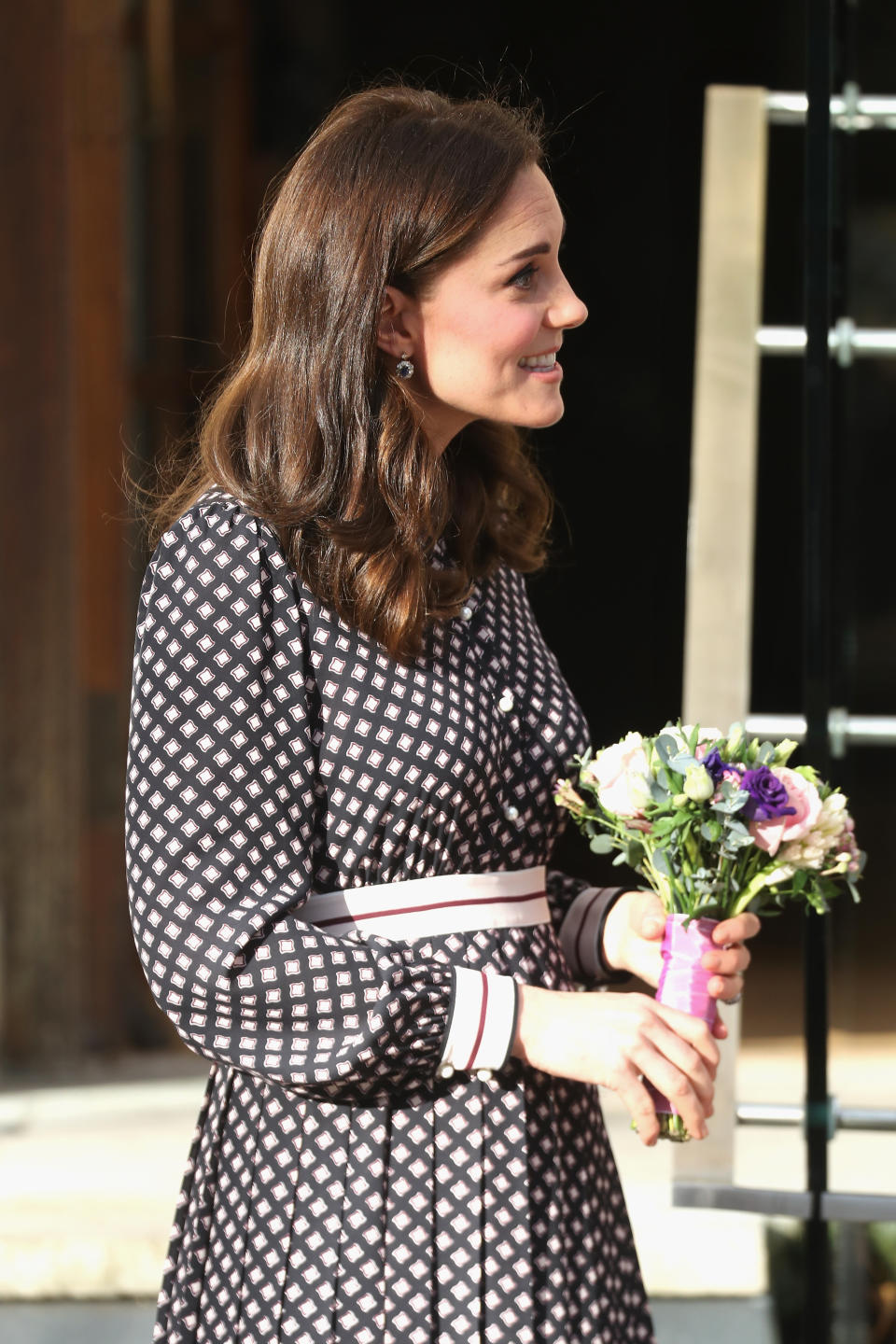 <p>Kate Middleton asistió al The Foundling Museum, y allí presumió de su quinto mes de embarazo en una bata de maternidad de rombos que la hizo lucir regia. </p>