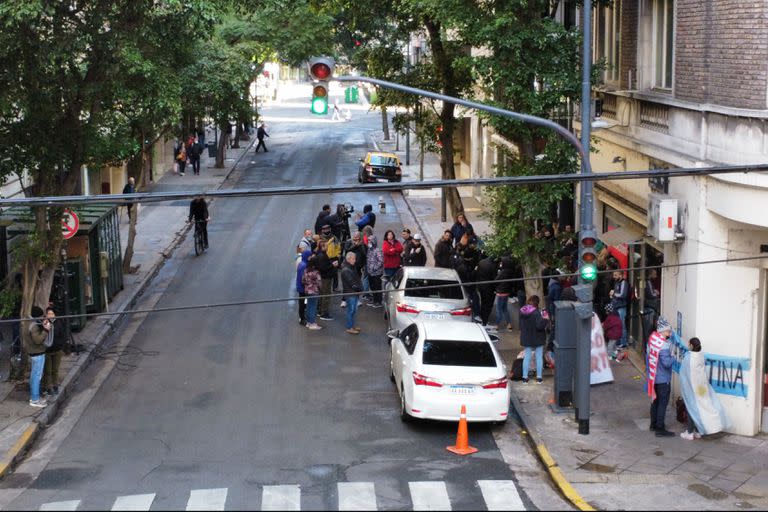 Pintadas, vidrios rotos y simpatizantes sobre la calle Juncal donde vive Cristina Fernández de Kirchner, en Recoleta.