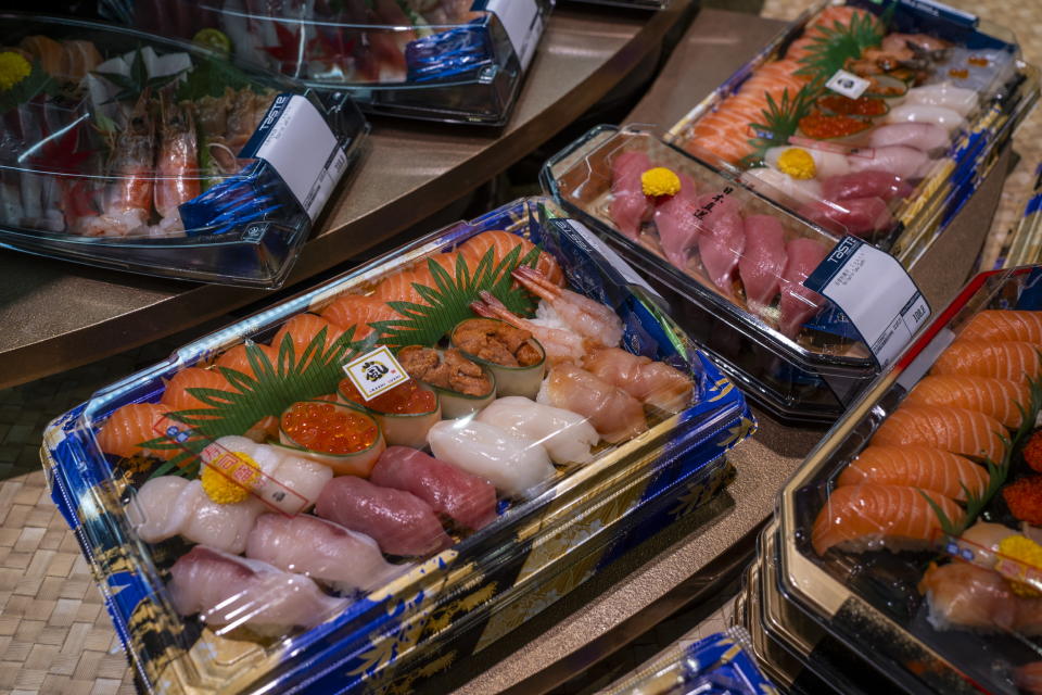 香港很多超級市場都設有魚生及壽司銷售位置，多年來都成功吸引不少顧客購買。 (Photo by Vernon Yuen/NurPhoto via Getty Images)