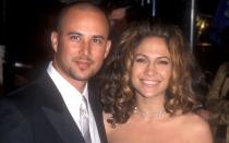 Jennifer Lopez ist nicht nur auf der Bühne ein alter Hase, sondern auch beim Thema Scheidungen. Dreimal hat sie das Ehe-Aus praktiziert. Die kürzeste Ehe war die mit Tänzer Chris Judd (zweiter von rechts). Nach acht Monaten war der Zauber vorbei. In der ersten Ehe mit Ojani Noa, die 1998 geschlossen wurde, verweilte sie elf Monate. Die dritte Bindung mit Sänger Marc Anthony hielt immerhin sieben Jahre. (Bild: Barry King/WireImage/Getty Images)