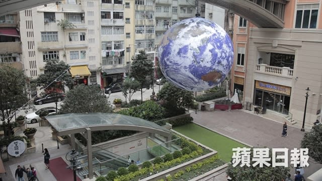 與上次藍月亮不同，Luke為這次地球裝置加入自轉效果，好讓香港市民一飽眼福。