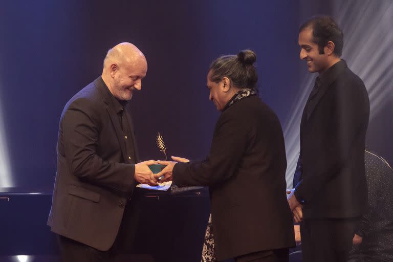 Juan José Campanella entregando un premio en la gala de cierre de Seminci Semana Internacional de Cine de Valladolid