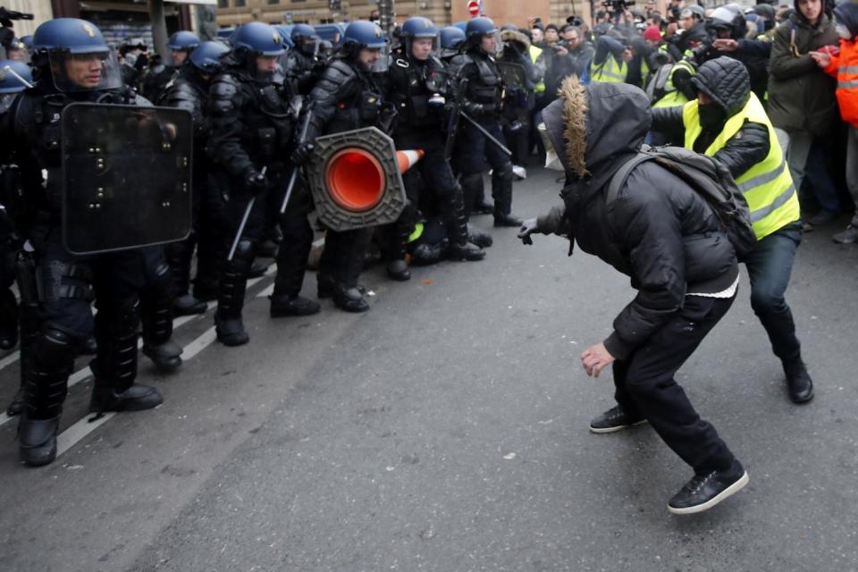 Demonstrators tried to break through police lines (EPA)