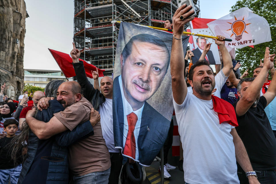 Deutschtürken am Kurfürstendamm feiern Erdogans Wiederwahl (Bild: Omer Messinger/Getty Images)