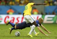 Brazil's Ramires fights for the ball with Arjen Robben of the Netherlands during their 2014 World Cup third-place playoff at the Brasilia national stadium in Brasilia July 12, 2014. REUTERS/Ueslei Marcelino (BRAZIL - Tags: SOCCER SPORT WORLD CUP)