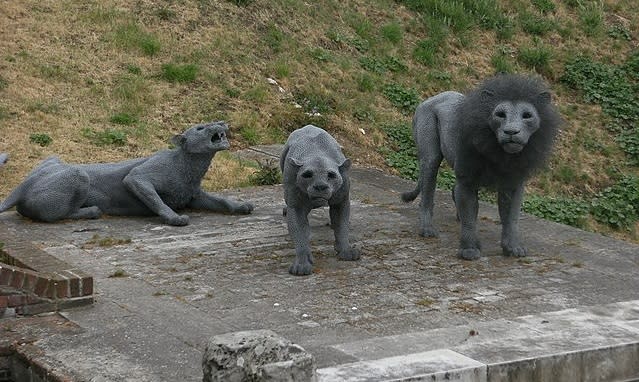 Esculturas representando a tres de los leones del improvisado zoológico de la Torre de Londres (imagen vía Wikimedia commons)