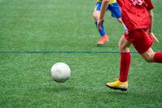 Image d'illustration d'enfants jouant au foot.