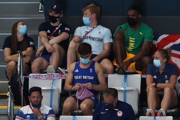 <p><b>Séance de tricot</b></p><p>Le champion olympique britannique de plongeon profite d'être spectateur en tribunes pour s'adonner à son passe-temps.</p>