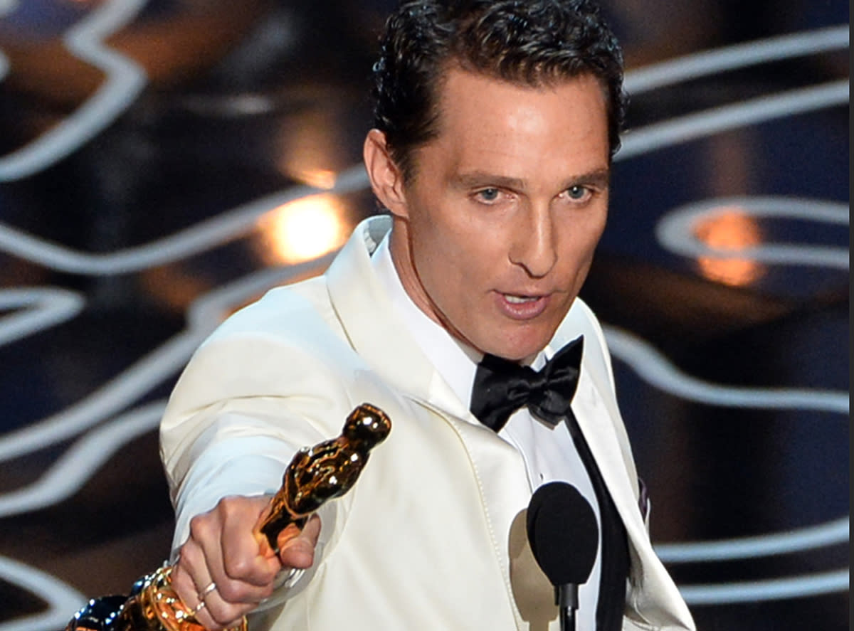 Matthew McConaughey acepta el premio a Mejor Actor por 'Dallas Buyers Club' durante los Oscar en el Dolby Theatre el 2 de marzo de 2014 en Hollywood, California. (Photo by Kevin Winter/Getty Images)