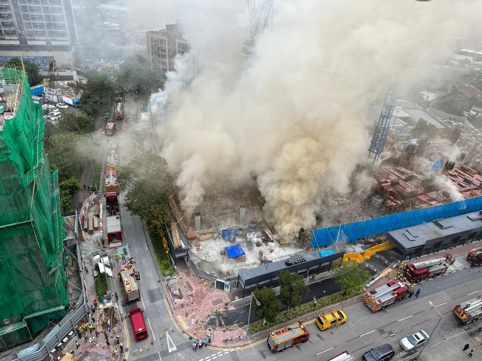 洪水橋工地火警 濃煙衝天　200 名工人自行疏散