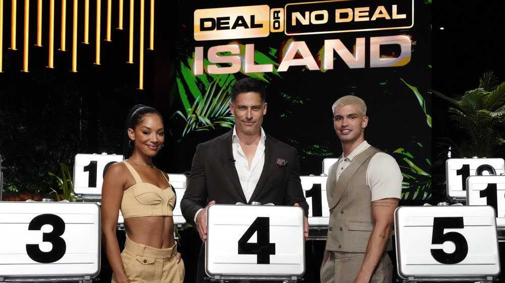  Kamari Love, Joe Manganiello and Ben Crofchick on Deal or No Deal Island. 