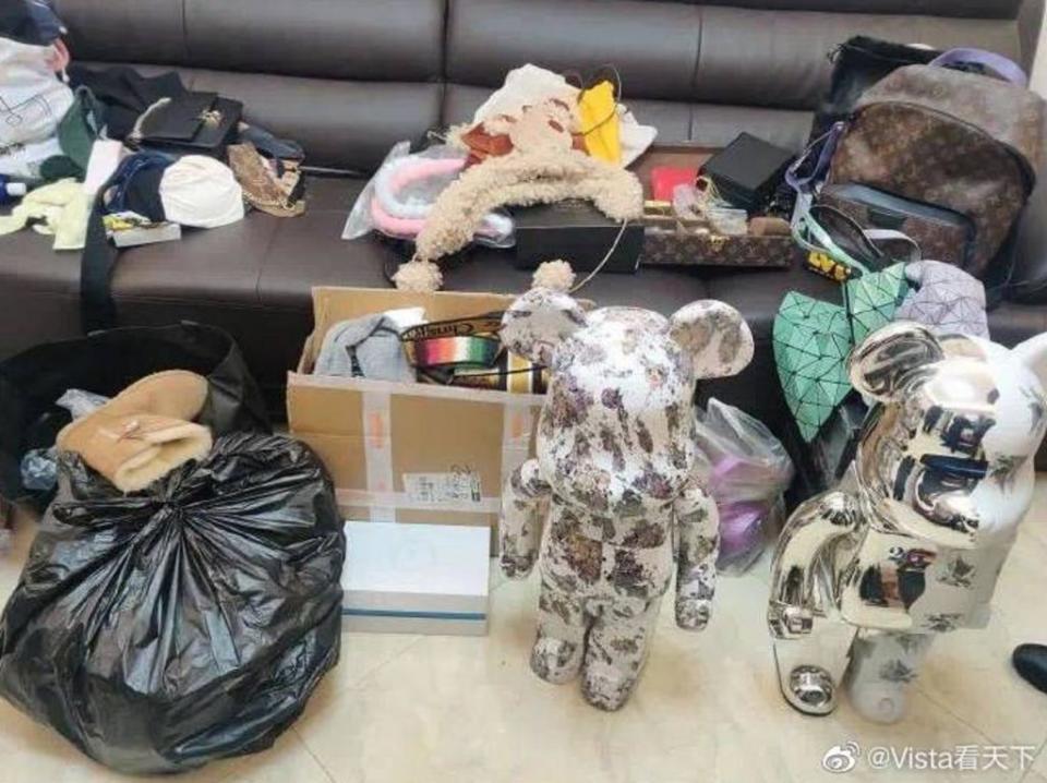  吳女購入品牌服裝、首飾和化妝品，包含650多件衣物、73雙鞋子、38個包，其中更有相當火熱的公仔庫柏力克熊。（圖／取自微博）