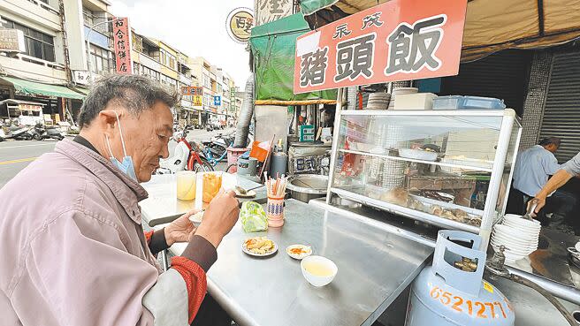 台南鹽水知名的「永茂豬頭飯」，1碗10元豬頭飯，至今維持了47年，雖然最近漲到15元，顧客大多都能接受。（張毓翎攝）